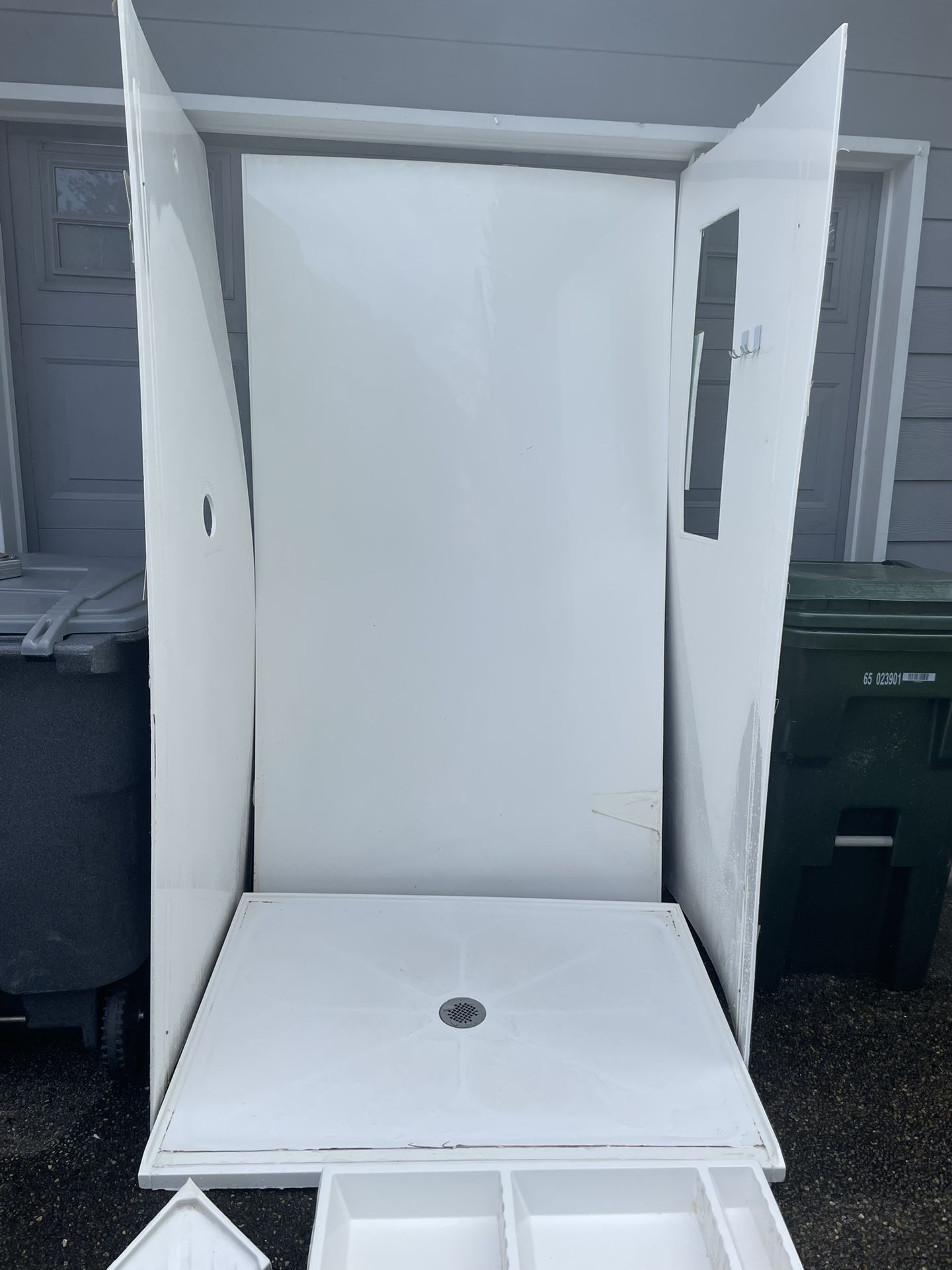 Shower Base And Walls With Niches