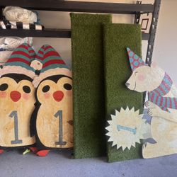 Holiday Signs Grass Wall 