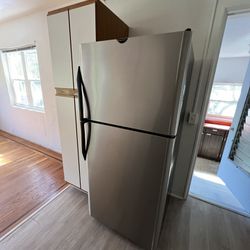 Frigidaire Refrigerator/ freezer