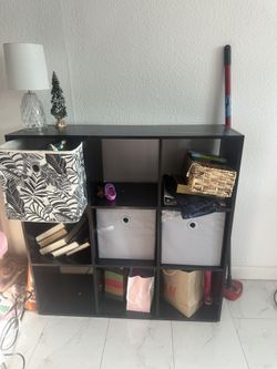 Cube Shelf With 4 Cubes.