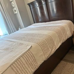 Elegant Solid Wood Queen Bedroom Set – Chicago – Lincoln Park