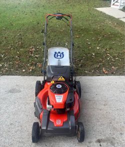 Husqurvana self propelled lawnmower with bagger