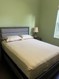 AWESOME QUEEN COMPLETE BEDROOM SET/ WAS $2,500/ NOW $899 / READ DESCRIPTION🙏🙏🙏😇😇😇❤️💚💜