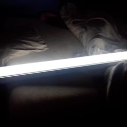 660 W Tube Light With Power Bar