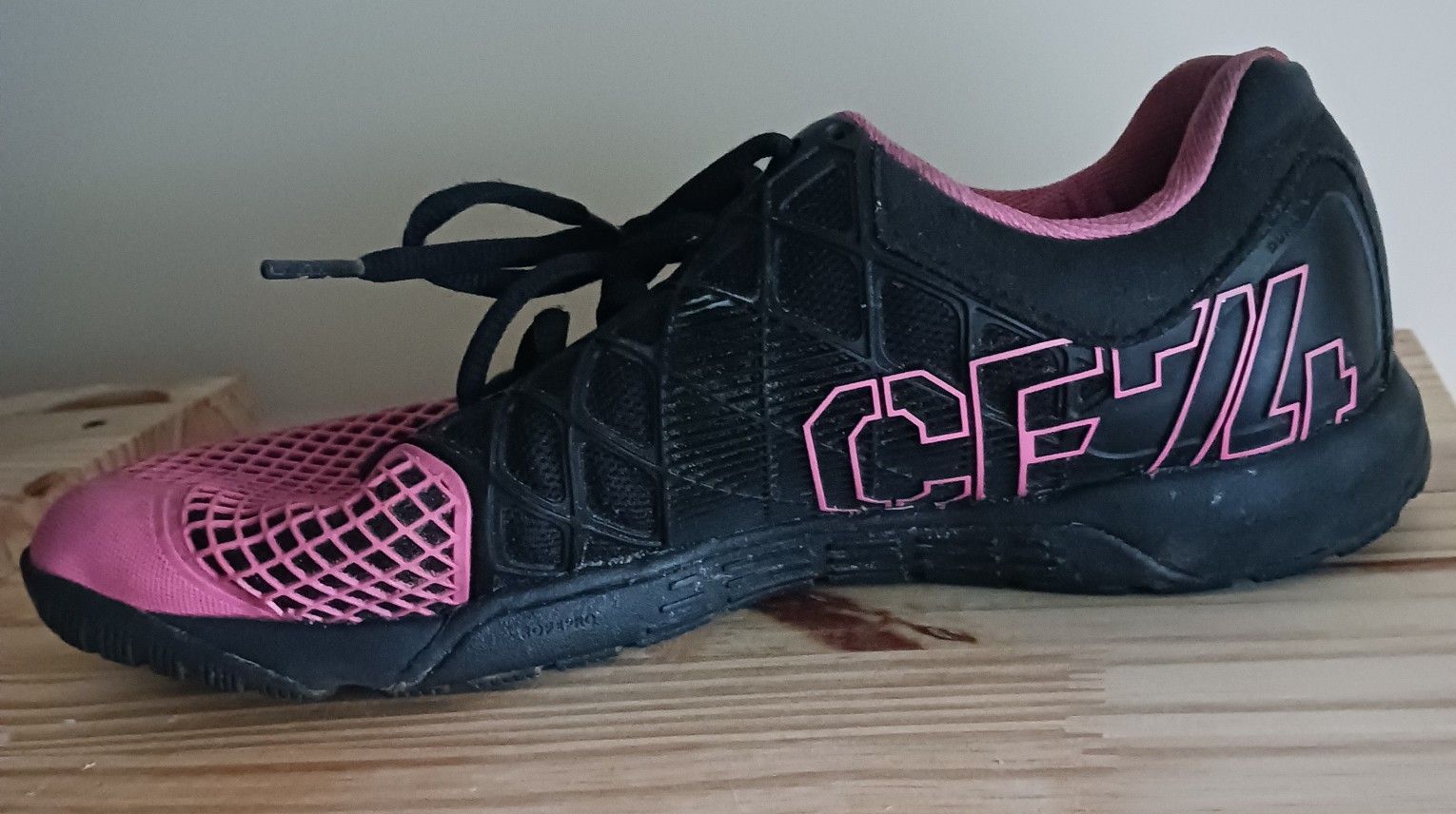 Reebok Women's  CF74 Crossfit  Nano 4 Workout Shoes
Black / Pink Toe Cover
(Size  8.5)