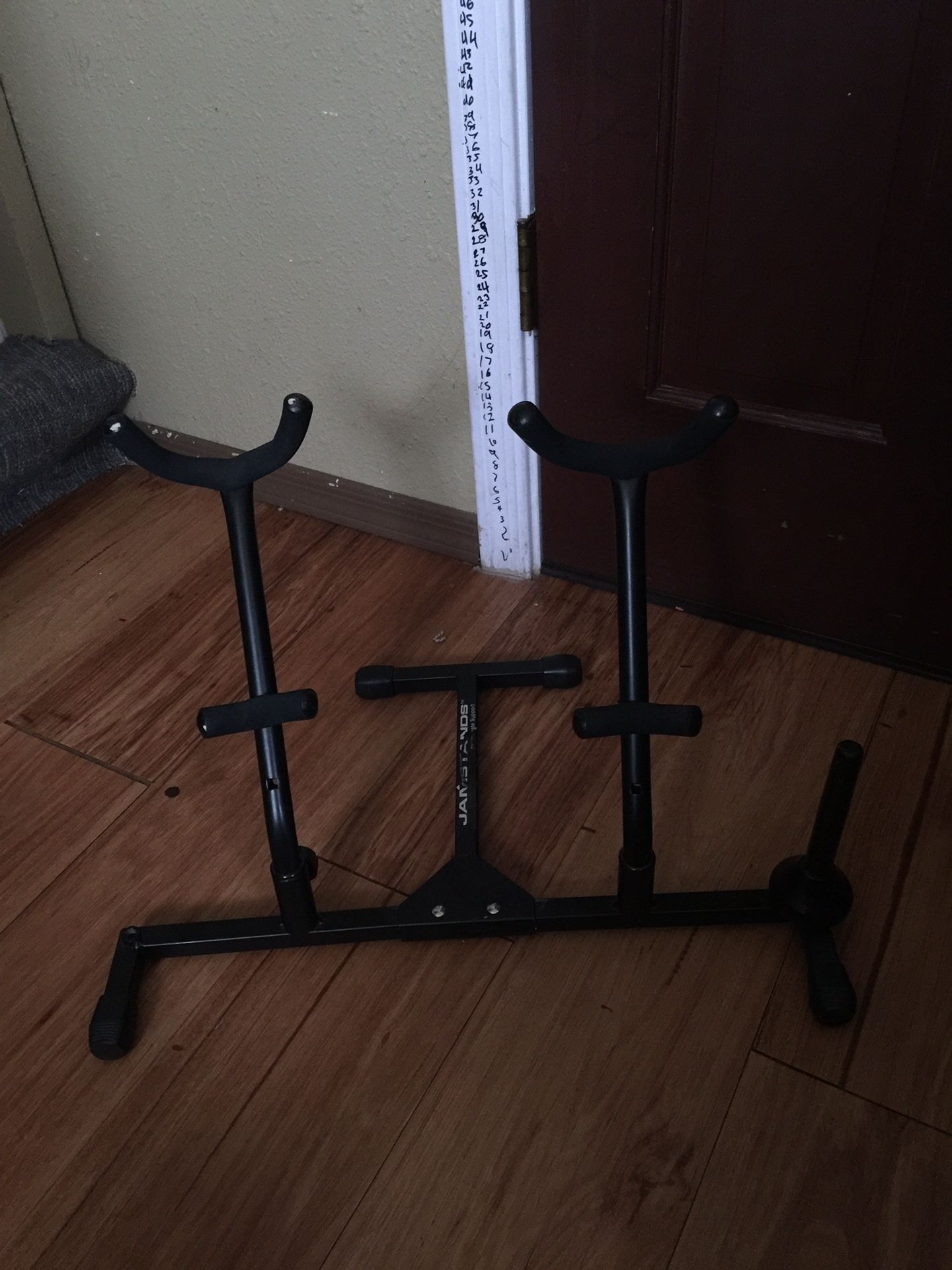 Dual saxophone stand for alto and tenor and clarinet. Estén para saxofón tenor, alto y clarinete . 15