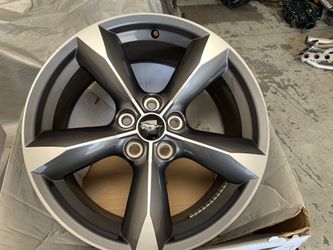 2018 Ford Mustang wheels