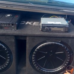 2 Kicker In The Box Cons R /CD Player Kenwood/1500 Watts Amp 