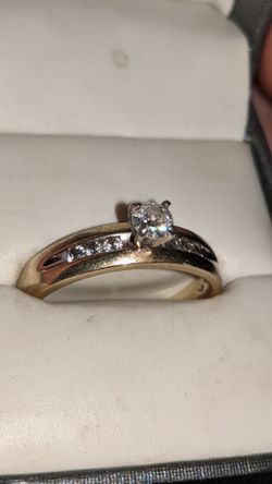 1KT DIAMOND RING, Layed In 10k Gold With Smaller Diamonds!  ALL 100% REAL.  
