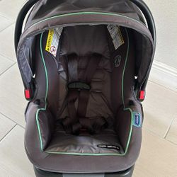Graco SnugRide Infant Car Seat , Rear Facing Infant 4 - 30 LB And Up To 32” Like New