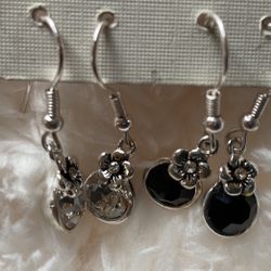 2 Pairs Of Silver Earrings With Flower Design And Stone
