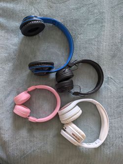 Lot of 4 Wireless Over-Ear Headphones
