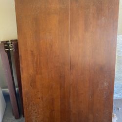 Seats 6 Wood Dining Room Table w/leaf