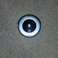 ROOMBA ROBOT VACUUM 
