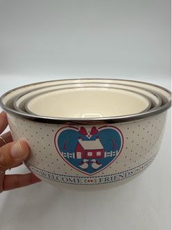 B&D Country Farmhouse Heart Welcome Friends Enamel Metal 3 Nesting Mixing Bowls