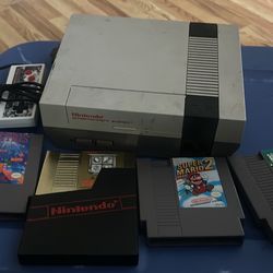 ORIGINAL NES With four games 