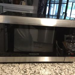 LIKE NEW CONDITIONS FRIGIDAIRE MICROWAVE WITH MANUAL PERFECT CONDITIONS .