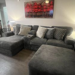 🛋️ Large, Cozy Sectional Couch – Like New! 🛋️
