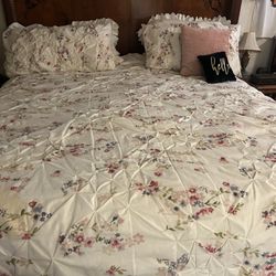 selling king size comforter with pillows 