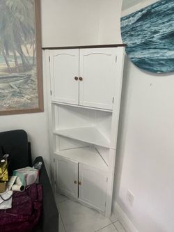 Corner cabinet