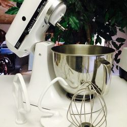 KitchenAid KDM75WH 4.5 qt Classic plus stand mixer tilted head