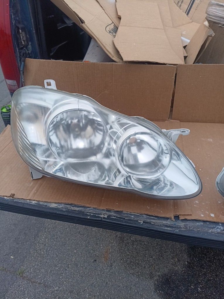 2005 Toyota Camry Le Headlight Assembly Oem (Original)