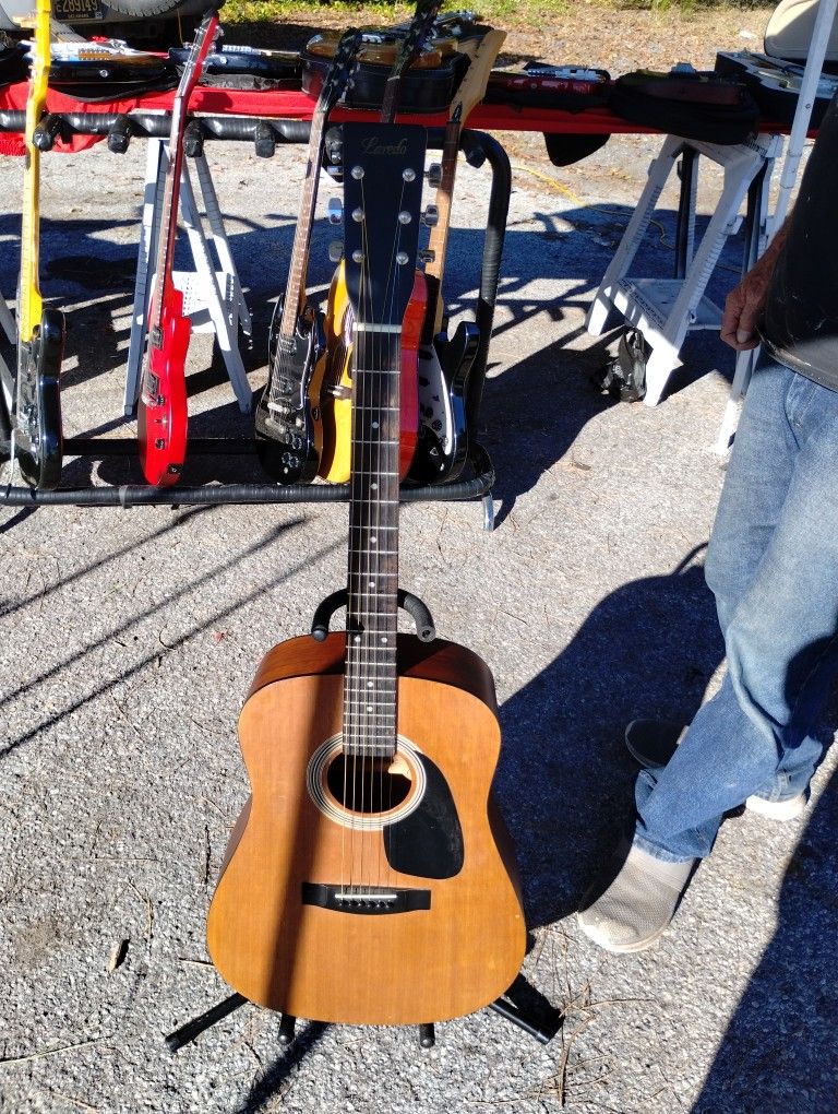 Laredo Acoustic Guitar Excellent Condition 