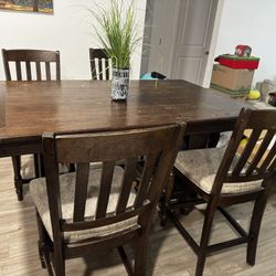  Dining Room High Top Table – $150 OBO (Rooms To Go – Must Go ASAP!)