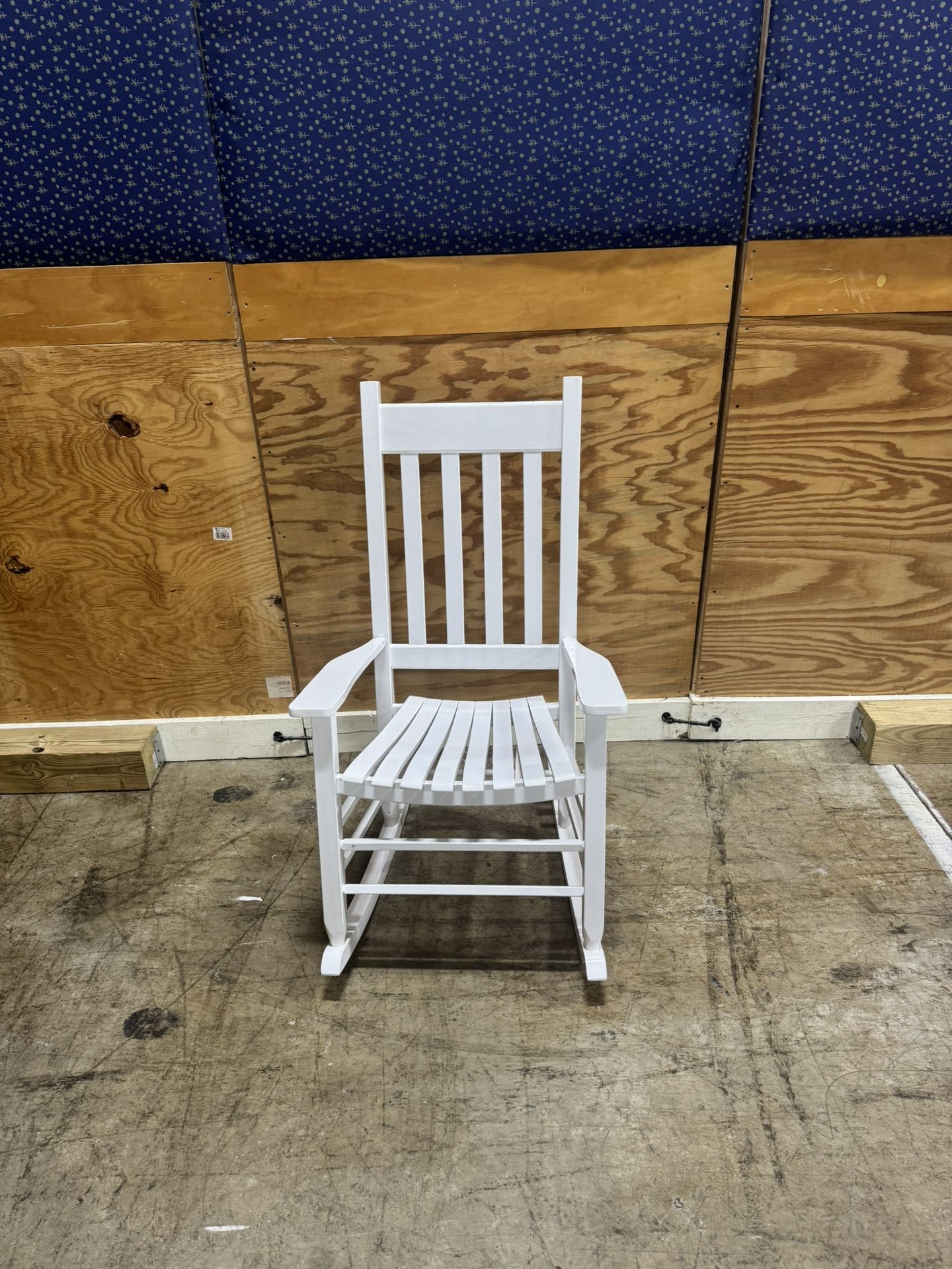 π₯ White Wooden Rocking Chair β Brand New / Perfect for Indoors or Outdoors! π₯