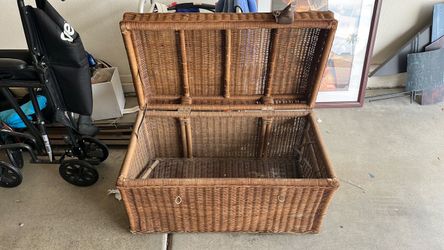 Large Wicker Storage Trunk with Lid