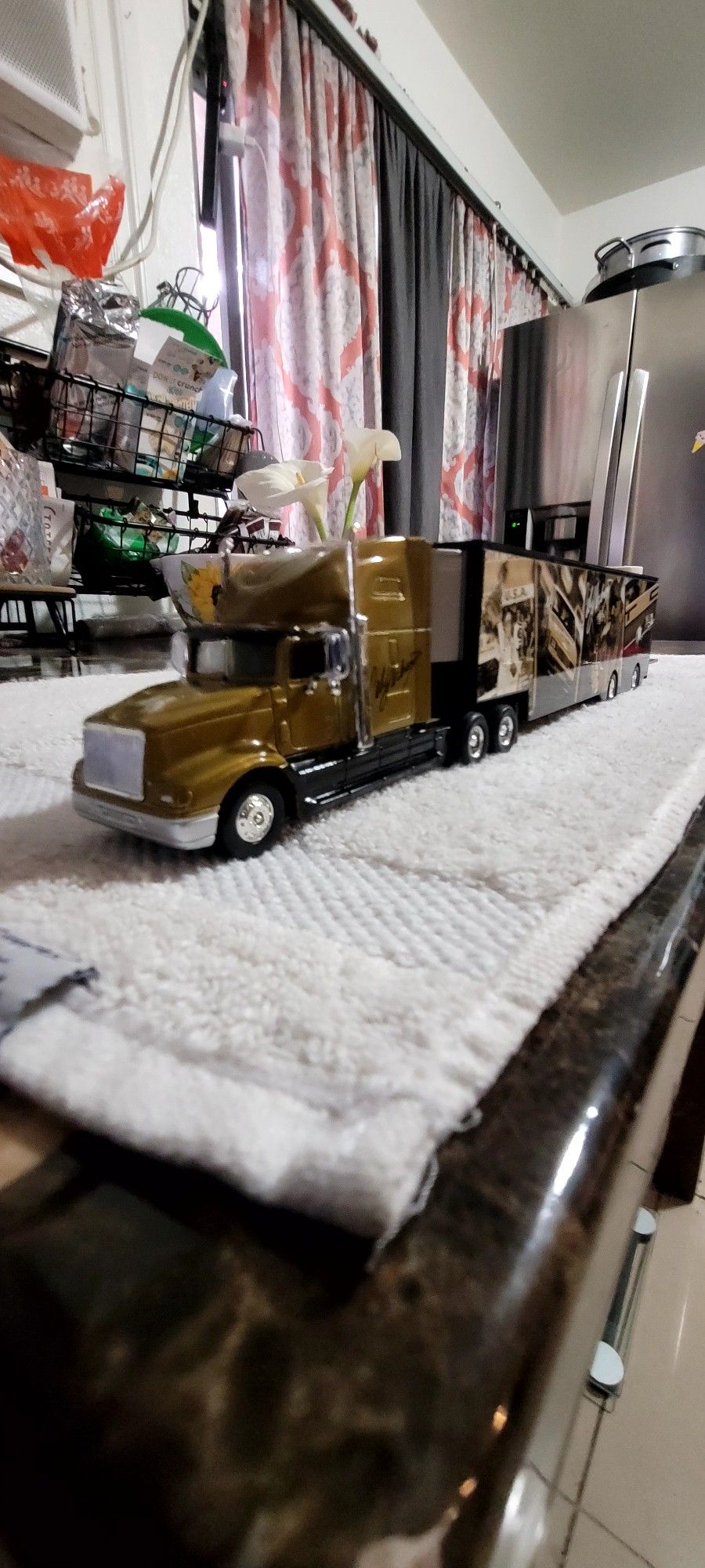 USED HOT WEELS BIG RIG VERY WELL TAKEN CARE OFF HABLO ESPAÑOL