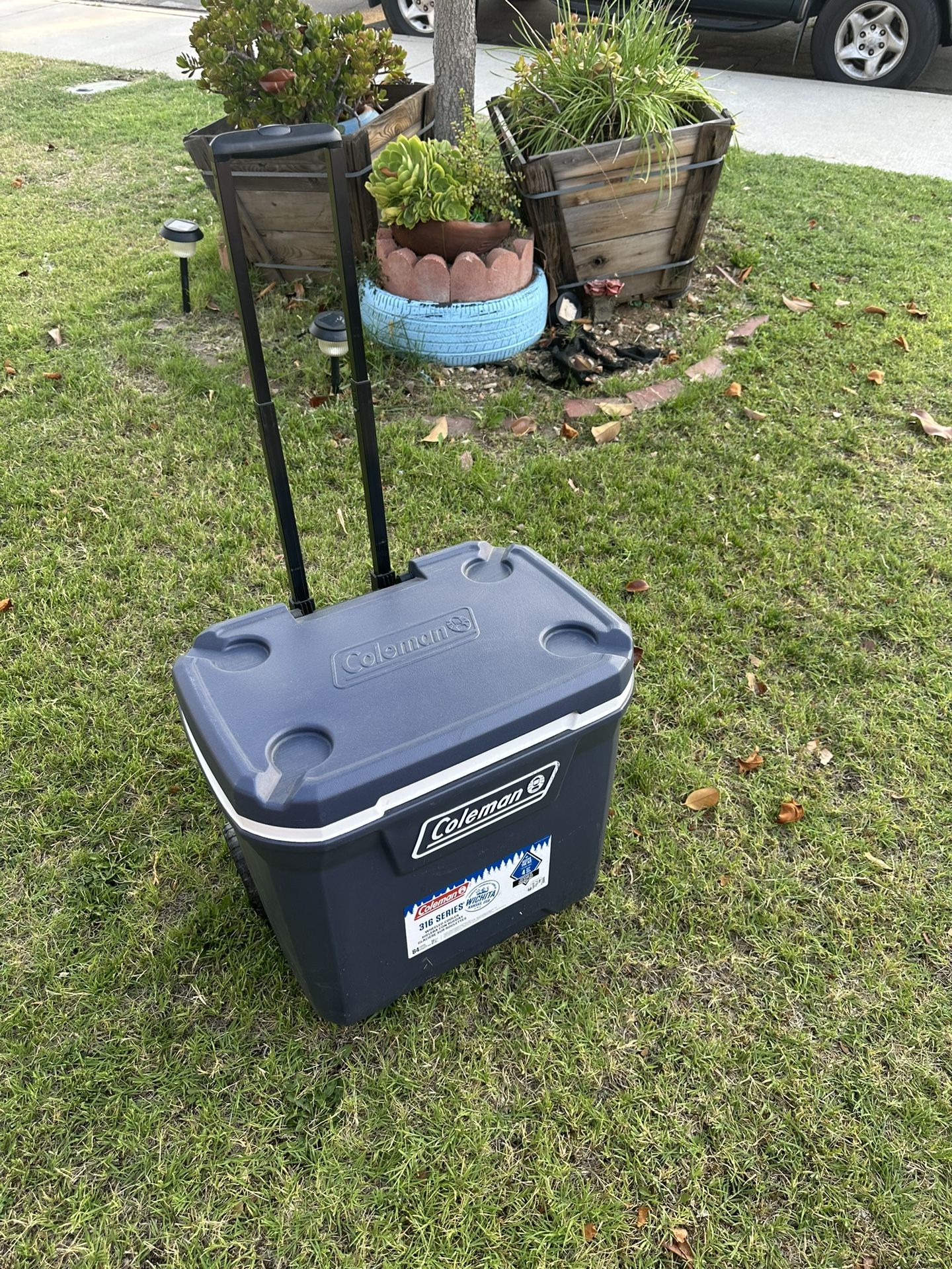 Coleman 316 series wheeled cooler 84 cans 50 qt Blue Nights