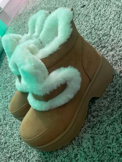 FUR BOOTS SIZE 9