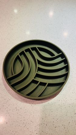 Slow feeding suction bowl