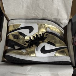 Jordan 1 mid SE “Metallic Gold” 