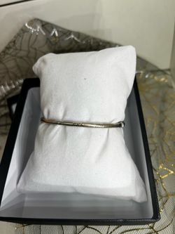 18K White Gold Bangle