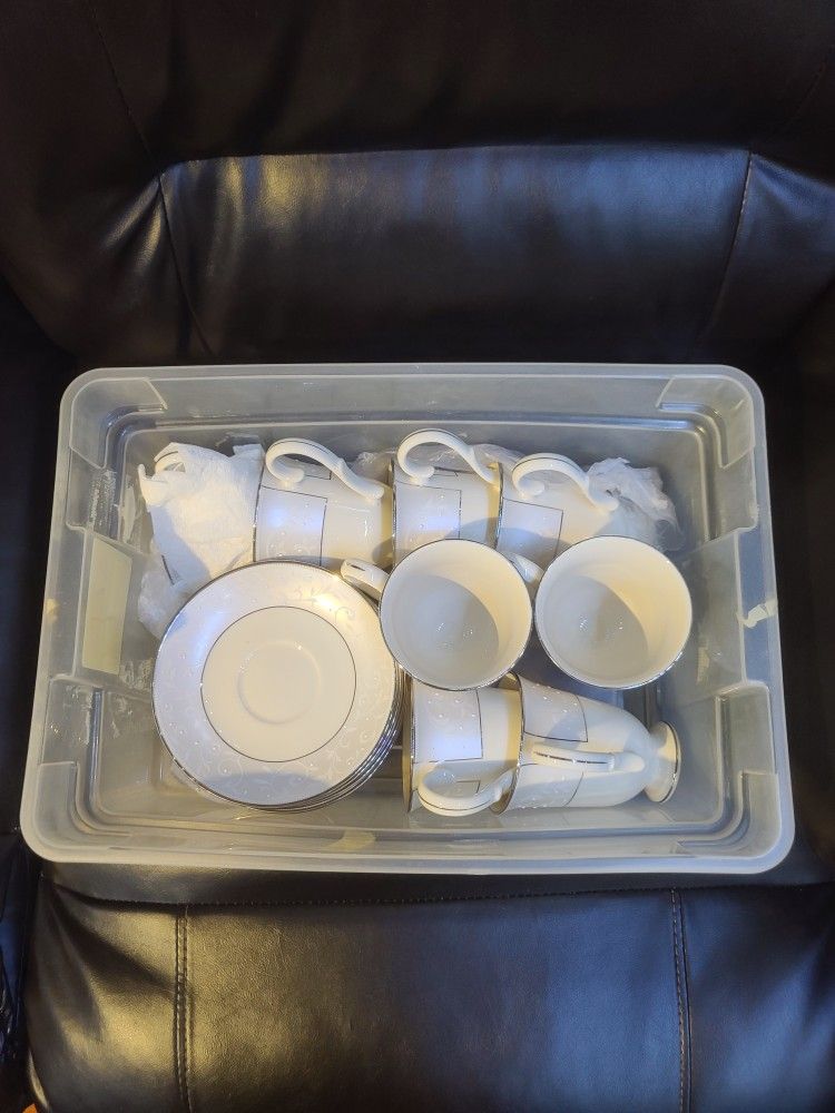 set of Lenox pearl Innocence footed teacups and saucers