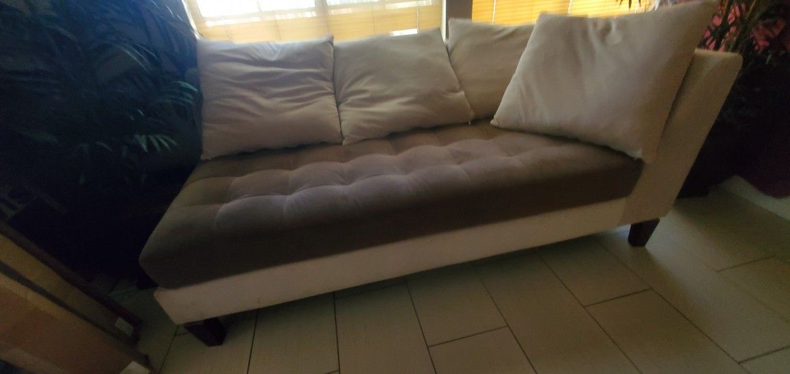 Couch/with Pillows 