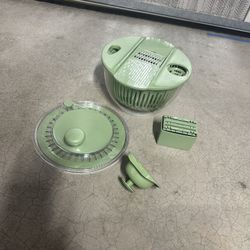 Salad Spinner And Grater 