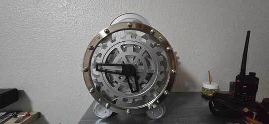 Kikkerland gear clock