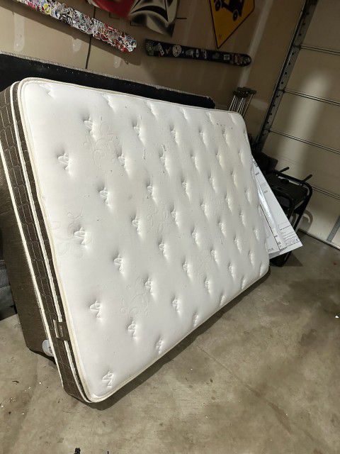 Free Full Size Bed And Box Spring 