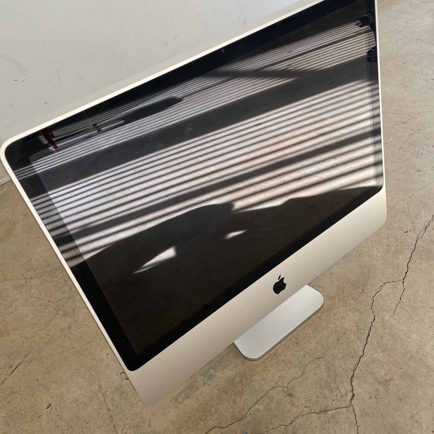 Apple iMac 24” 2009 Compute For Parts. No Power Supply, No HDD. 