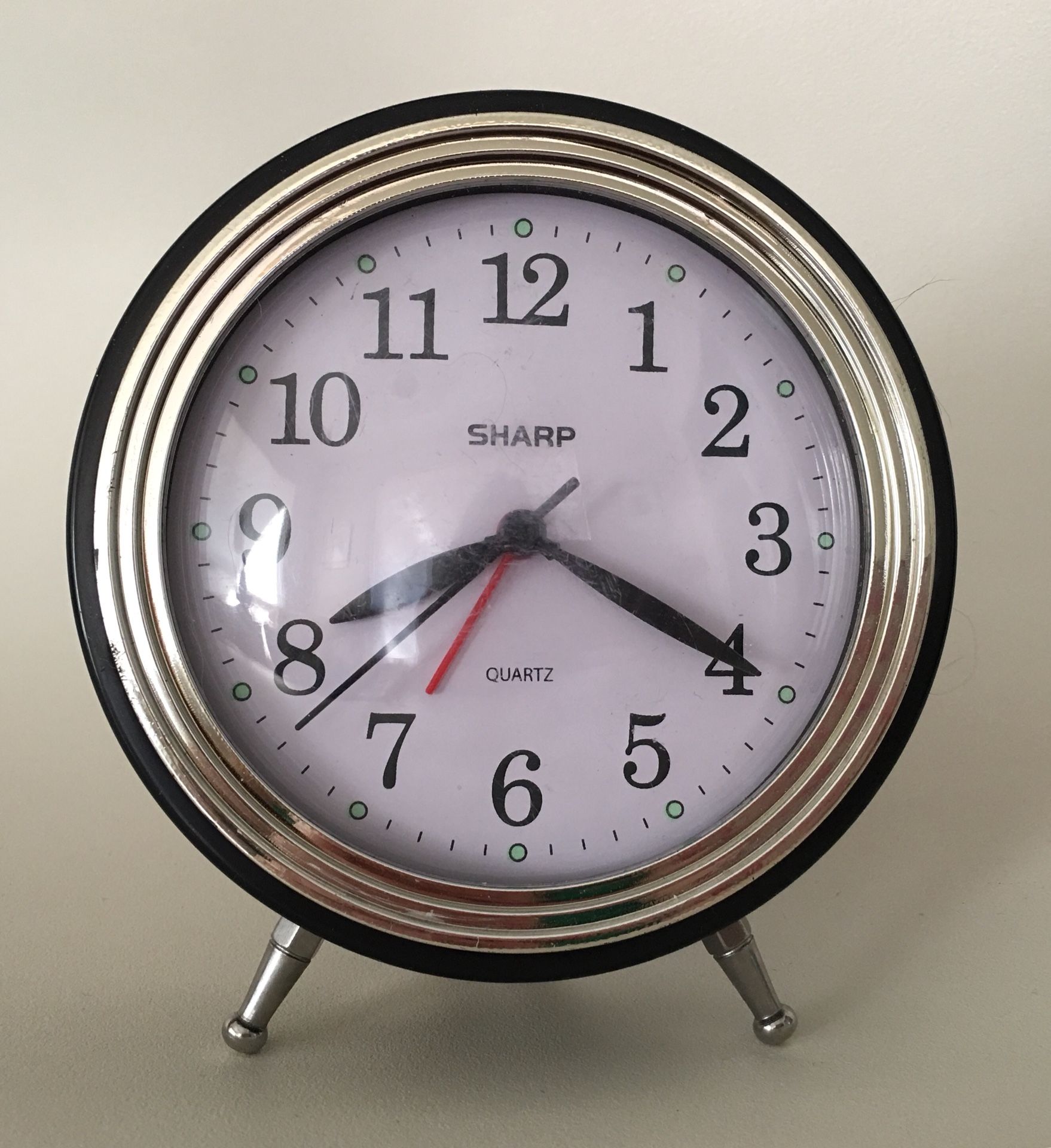 Adorable Sharp Quarts Battery Powered Alarm Clock