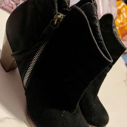 BLACK BOOTS SIZE:9 (MUST PICK UP) S.E. SIDE