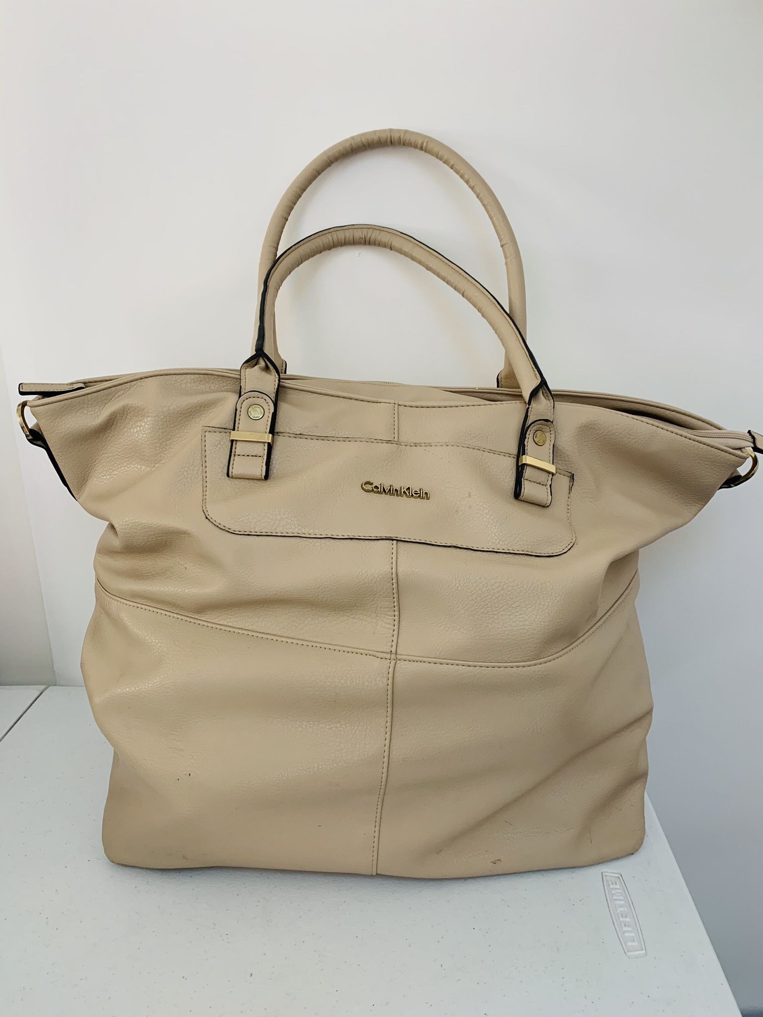 Big Extra Large Spacious And Clean Tan CalvinKlein XL Tote Bag For Women Or Teens. Great For Traveling, Gym Or School.