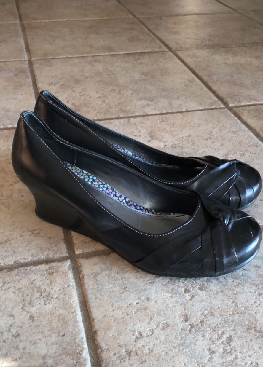 Ladies Black Wedged Shoes Size 10