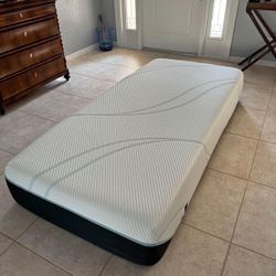 Twin XL TEMPURPEDIC Pro Adapt Medium & Box Spring Like New 