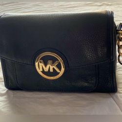 EUC Michael Kors black pebbled leather crossbody handbag w/front closure 