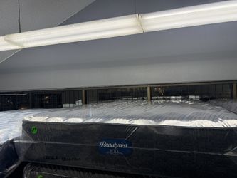 QUEEN SIZE SIMMONS BEAUTYREST WORLD CLASS LEVEL 2 (EXTRA-FIRM) MATTRESS & BOX SPRING BED SET