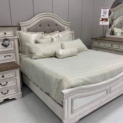Realyn Chipped White King, Queen Bedroom Set 